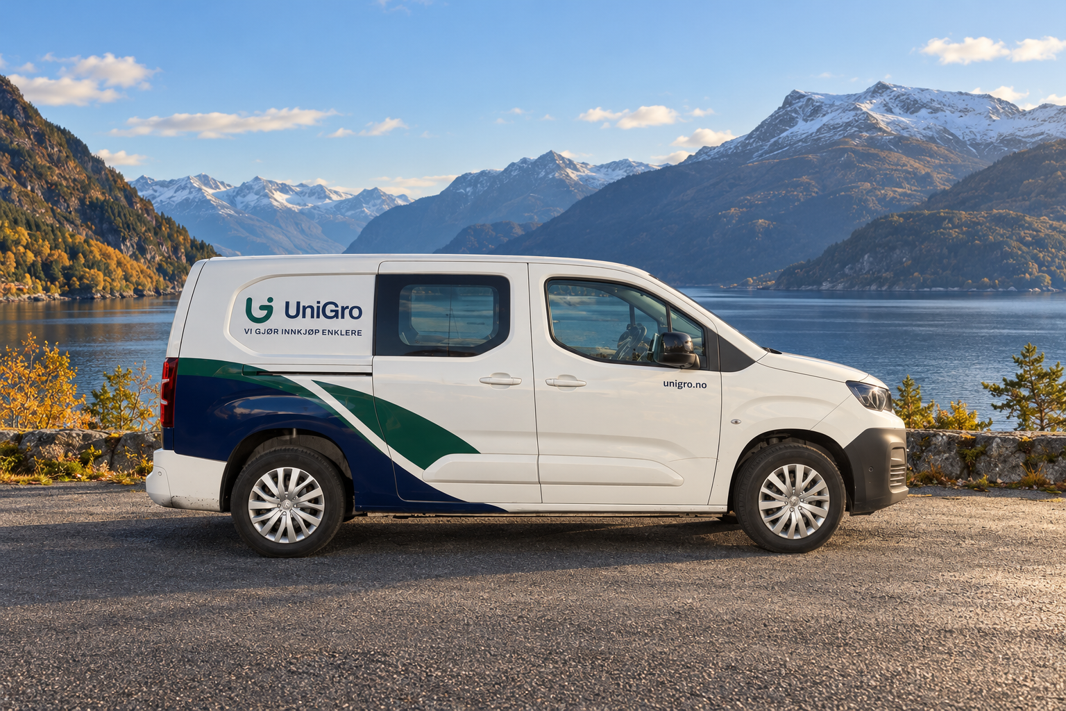 UniGro-bil ved en norsk fjord